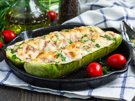 Пълнени тиквички и чушки с плънка от ориз, пилешко филе, доматено пюре и сос с кисело мляко - снимка на рецептата Пълнени тиквички и чушки с плънка от ориз, пилешко филе, доматено пюре и сос с кисело мляко - снимка на рецептата